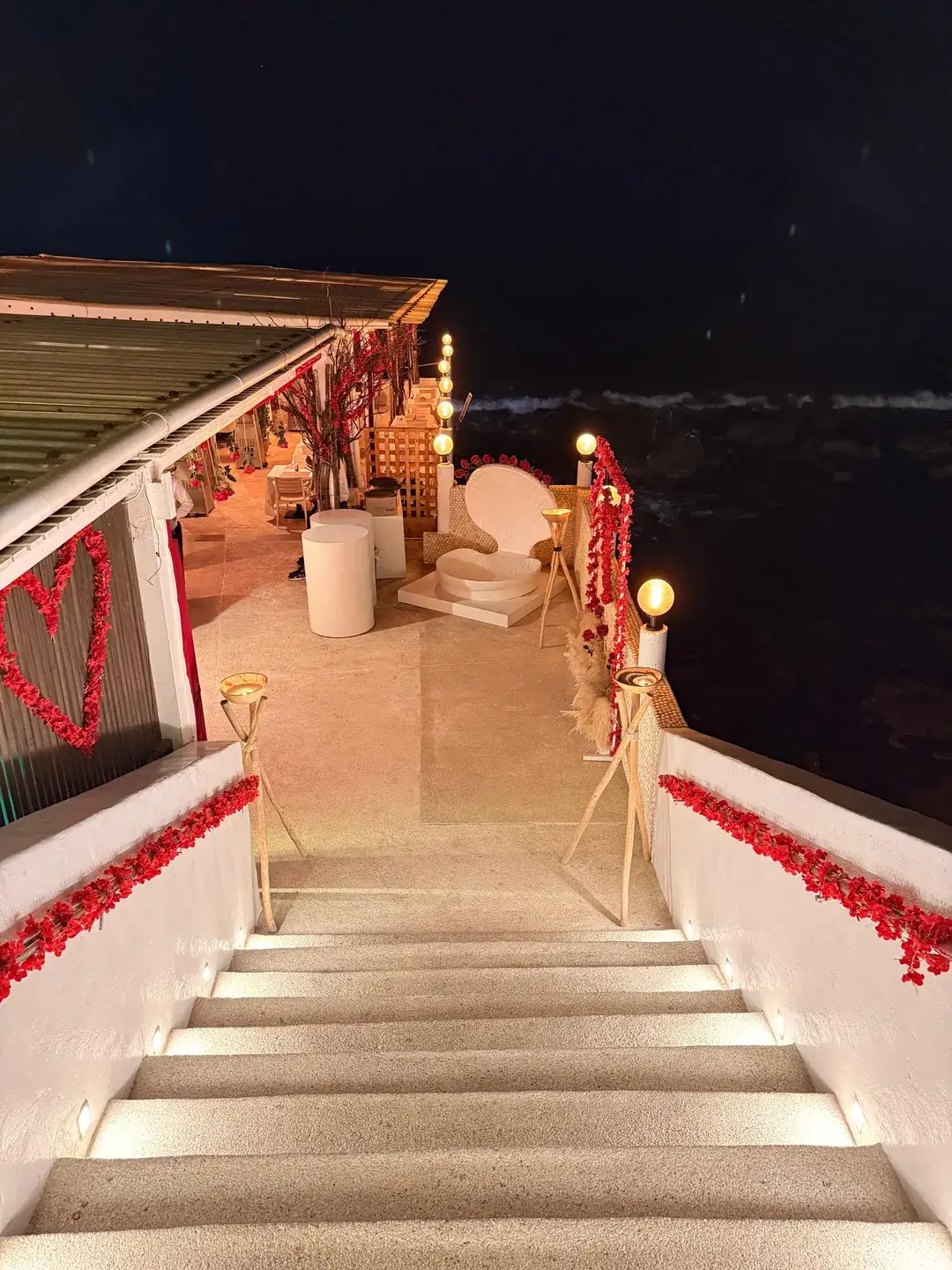L'escalier jonché de pétales
