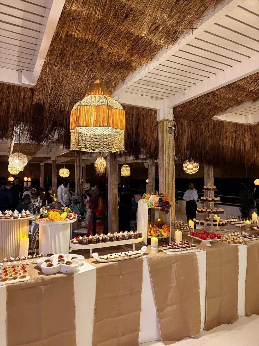 Le buffet sous la paillote, le soir