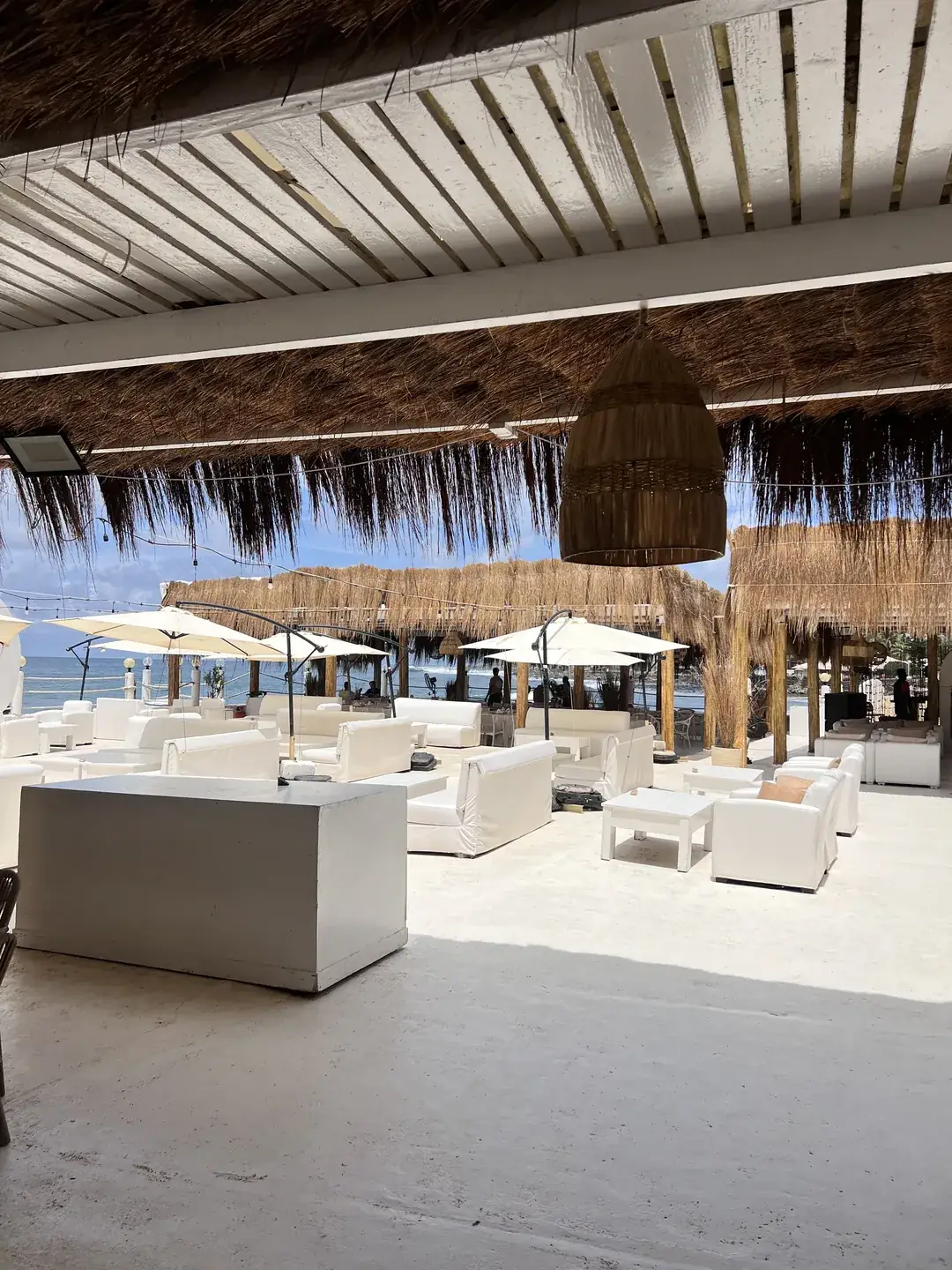 Le lounge blanc, face à la mer